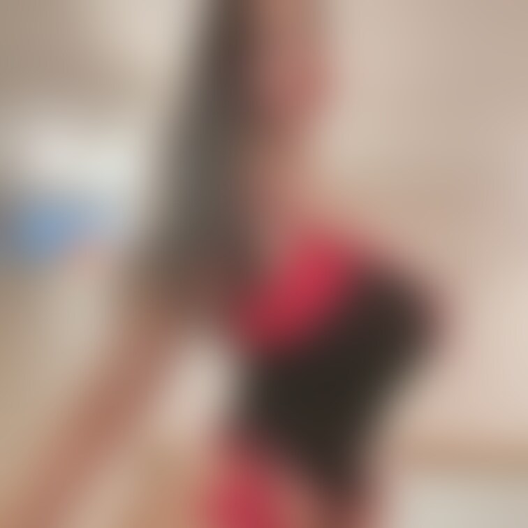 ハッピーバレンタインデー❣️
えまからのバレンタインだよ💓
えちえち赤ランジェリーで登場ですっ🍫💕
みんなに届け💘