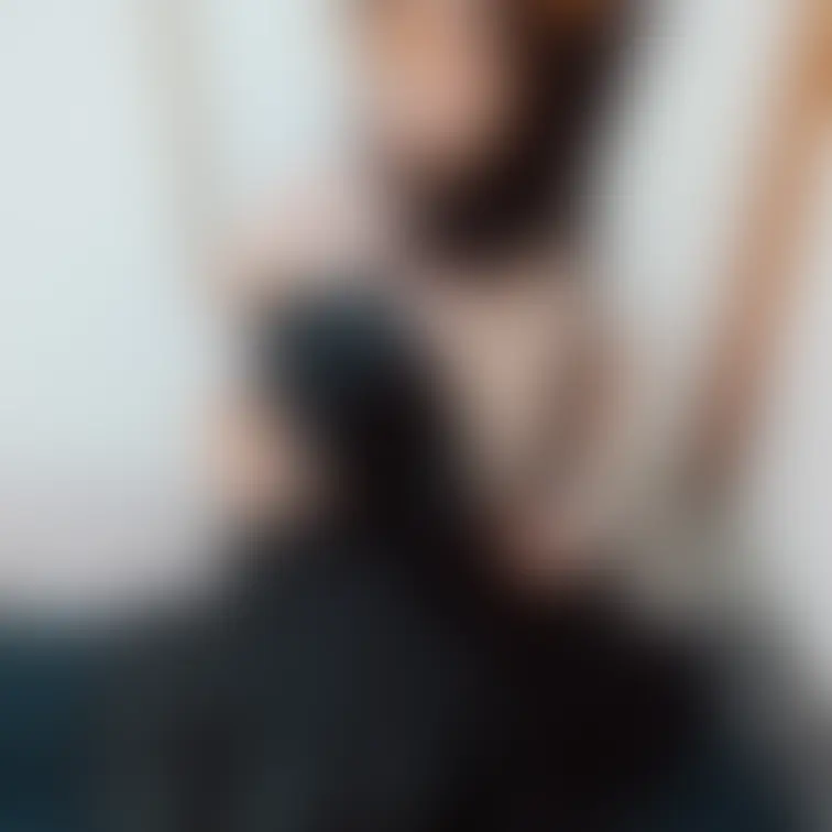 背中のチャックおろしてみた＆上からハラリ＆はだかんぼ一歩手前

ご主人様を挑発するメイドさん🦊