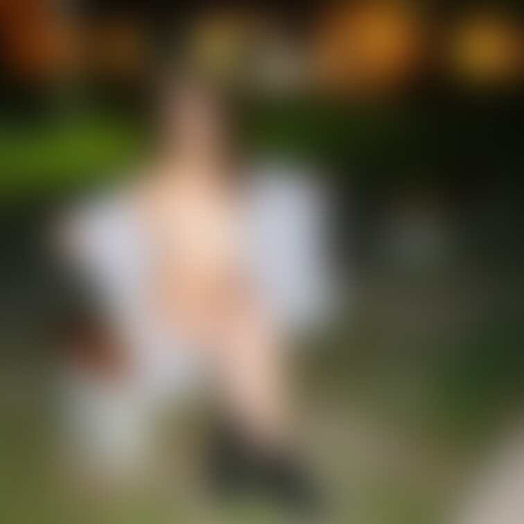夜の公園散策
後ろから見られても誰も全裸とは思わないですよね