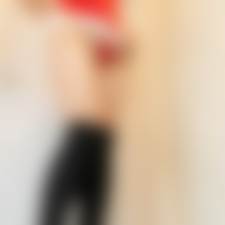 スタイル良くないから恥ずかしいけどサンタコスプレしてみたよ🥰この格好でみんなにクリスマスプレゼント渡しに行くね❤️❤️🧑