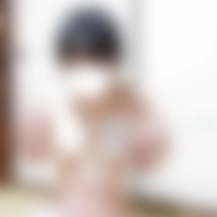 弥生の全裸パーティー兼公開撮影での一枚。いろんなもので乳首隠しに挑戦中。

セクシーアイドル虎の穴・弥生編all（顔