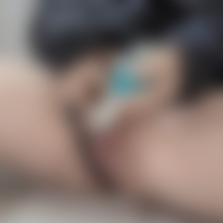 下着ズラして電マでクリ攻めオナニー♡
ずっと押し当ててたら気持ち良すぎて潮お漏らし…💦