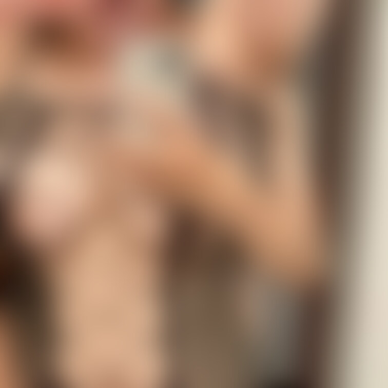 ムチムチ網タイツに穴あきパンティ。ワキも汗ばんでます。