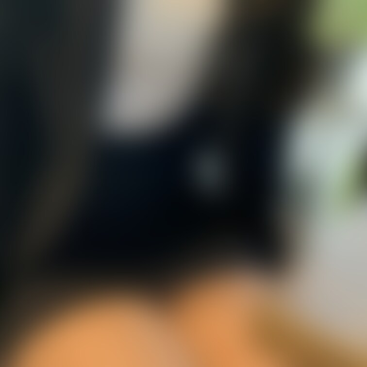 ミニスカスーツパンストOLです!
座って強調されたムチムチなふとももがたまりませんね。
Twitterも始めたのでフ