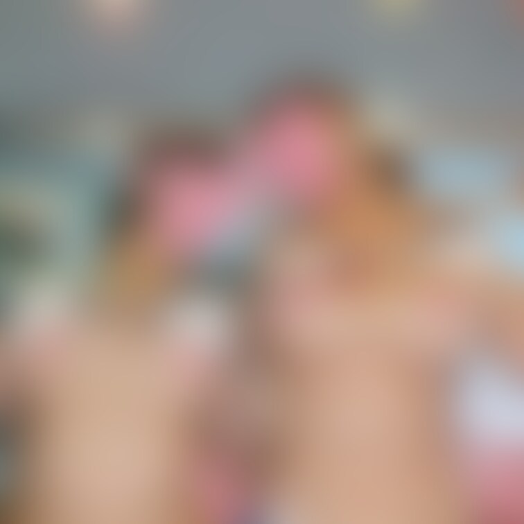 グラビア友達とレズプレイしながらの撮影です😽✨2人とも最初から乳首たってました…よかったらコメントくれると嬉しいですー！