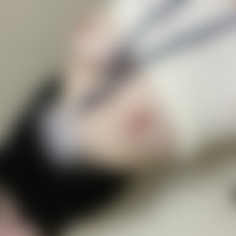 オフィスの廊下で、下乳だけ出して写真を撮っていたのですが、結局ぜんぶ丸出しにして、一人で興奮してしまいました...💦