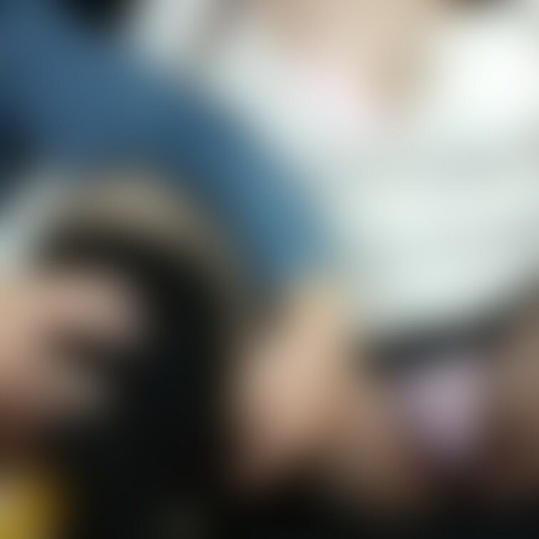 今度は下半身を晒す!!
脚を開いて敏感な部分を
弄くり回す