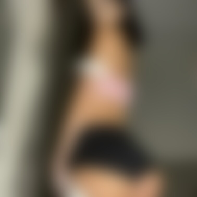 今日は特別に、セクシーな写真をアップするよ💋 もっと大胆な私を楽しんでね。みんなをドキドキさせたい気分…💕