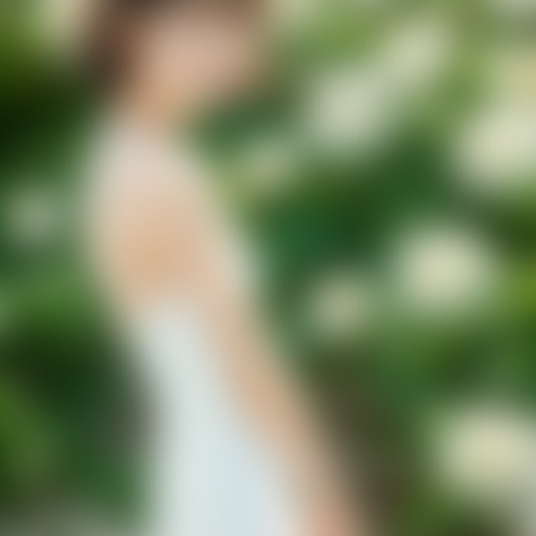 おねえさんと白い花