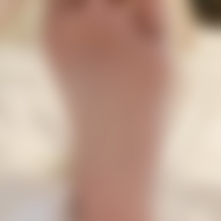 26歳かわいい系超美乳デリヘル嬢の足裏第2弾です。この子においては足裏だけでなくおっぱいも見ていただきたく1枚入れてあり