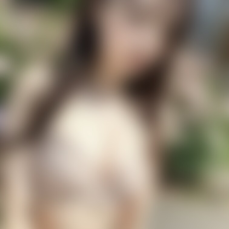 脱ぎたくなさそうな顔してたあの子です🤭
お外で人が見てた目の前でおっぱい丸出し🥰
この後もこの子どんどん脱ぐのでお楽