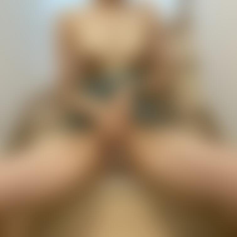 階段でマン筋にパンツ食い込ませて、その上からこするのがたまらんのよ💦
童貞野郎は私は満足させられんよ？