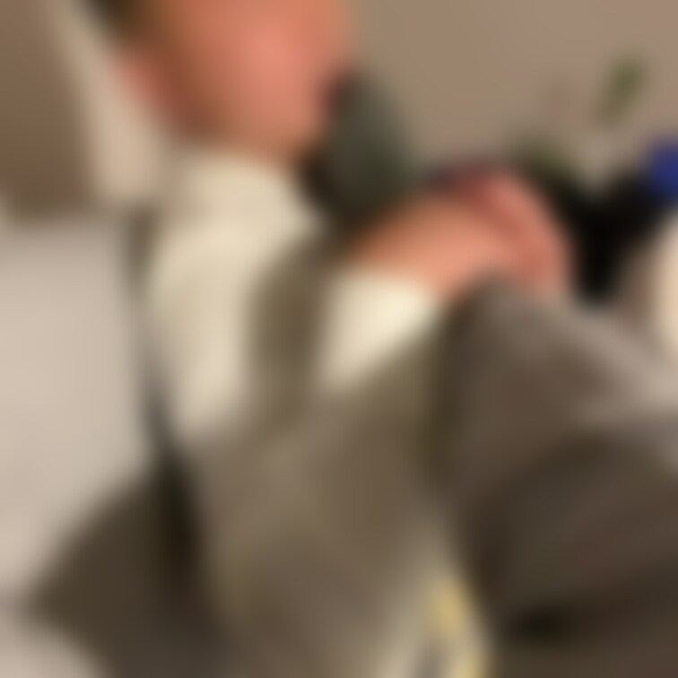 Twitterで人気の180cm超えのワイルドなスーツリーマンさんに、仕事後呼び出されて足を舐めされ踏まれて興奮し...