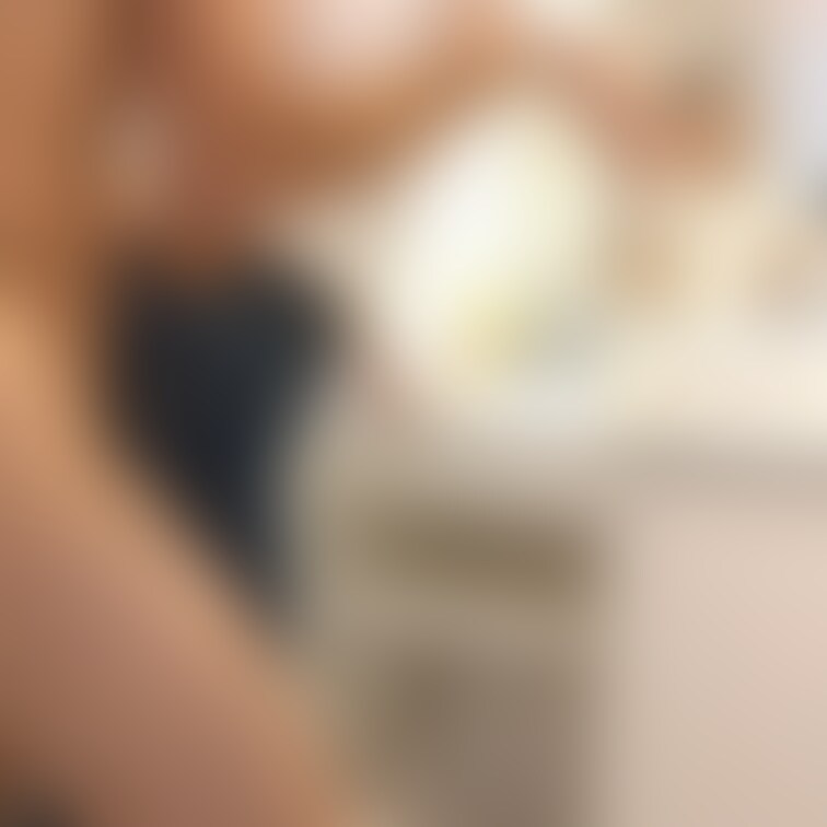 エロ仲間のYさんとNTRした時、洗面台で始まりました。
その様子をご覧下さい