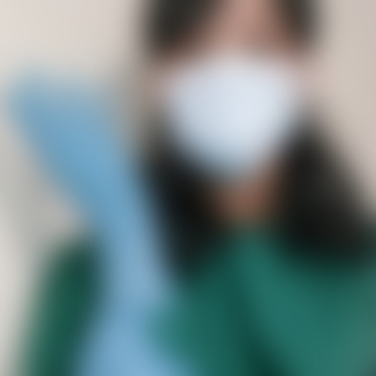 グリーンのオペ着にブルーのゴム手袋💚💙