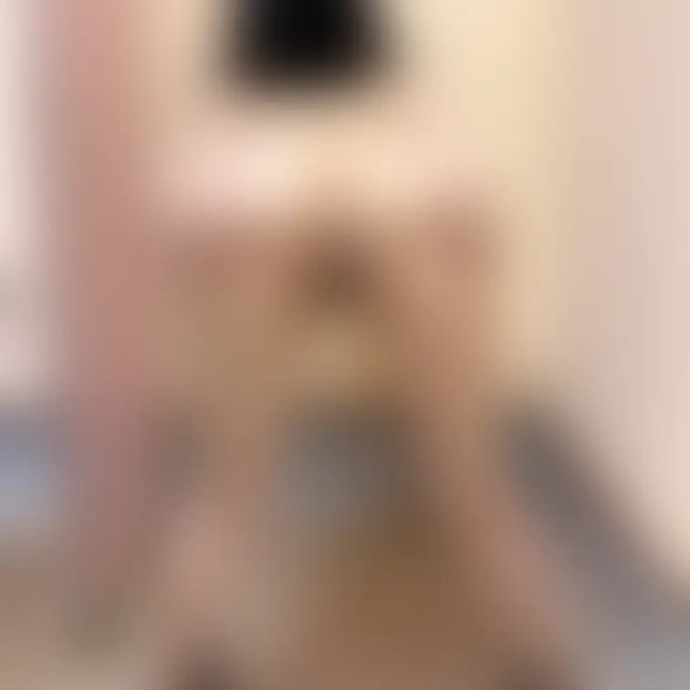 Yayoiさんトイレ内で得意の服従ポーズ🤭