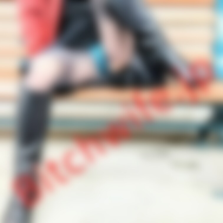 人妻パンチラ食べ歩き～もつ鍋編～本編
黒いセーター＋黒いスカート＋黒ストッキング＋ブーツの組み合わせです。
