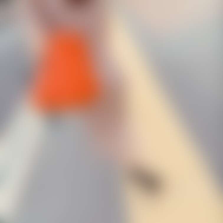 奥さんの見えそうで見えないシリーズ。
こんなセクシーな2児の人妻が、知らない男たちに種付けされる様子も今後見どころです