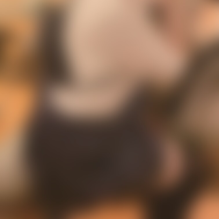 制服コスで馬乗りしてみた💕先々月遊びに行った時のやつです‪՞⸝⸝>  ̫ <⸝⸝՞‬太もものチラ見え具合が最高なので、載