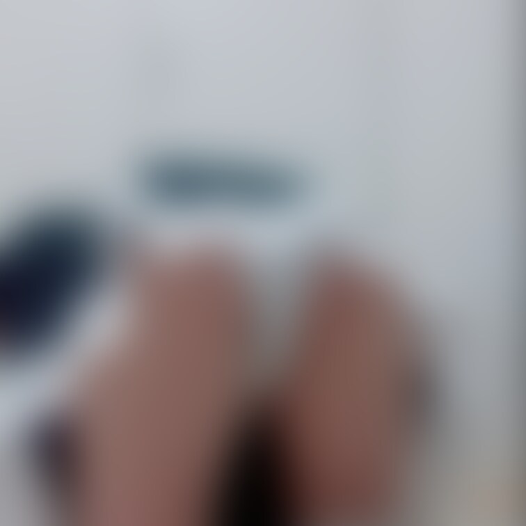下半身のみ。脚全体、パンツが見える写真です。四つん這いなどのポーズしています。
5枚あります。
