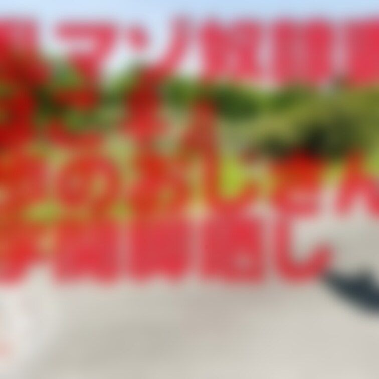 散歩のおじさんにＭ字開脚晒し
