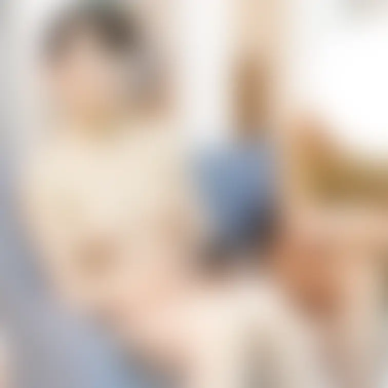りこの全裸パーティー兼公開撮影。カップルのようにソファーに横並びに座り、男性に体を観察されてる姿です。ここでは女性の体を