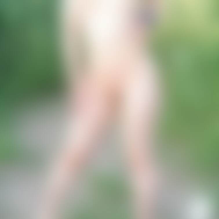 昨日上げた画像の続きです。オフ会参加の一般女性を大阪某所のゲイのたまり場に連れ出して、みんなの前で裸になってもらいました
