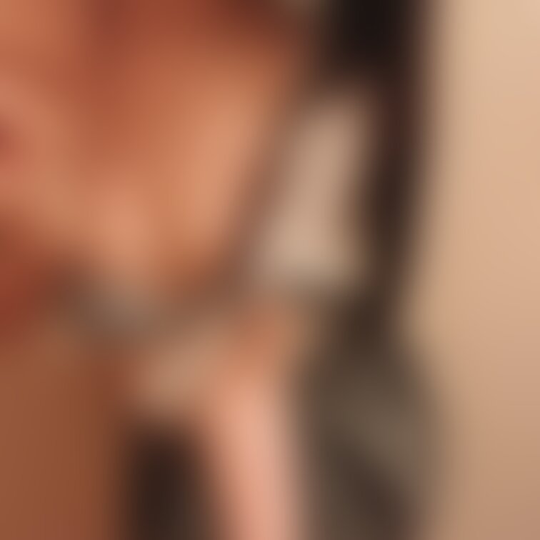先生、私じゃダメですか?︎💕︎
学生の頃のこういう禁断の恋って憧れちゃうよね///
こんな格好で美玖が迫ってきた