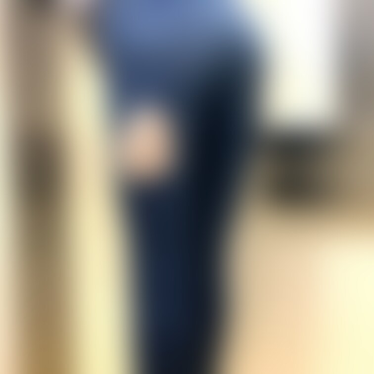 スキニージーンズのお尻です！
スカートやワンピースとは違うお尻のラインがたまらないですね。
着替える際にお尻がつかえ
