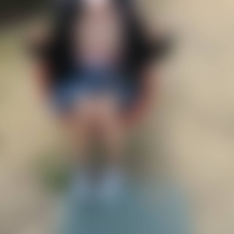 公園露出⑨

1枚目の内股感可愛いですよね！女性特有というか
この後ガッツリ足開くのに反射的に出る人前では足を閉じ