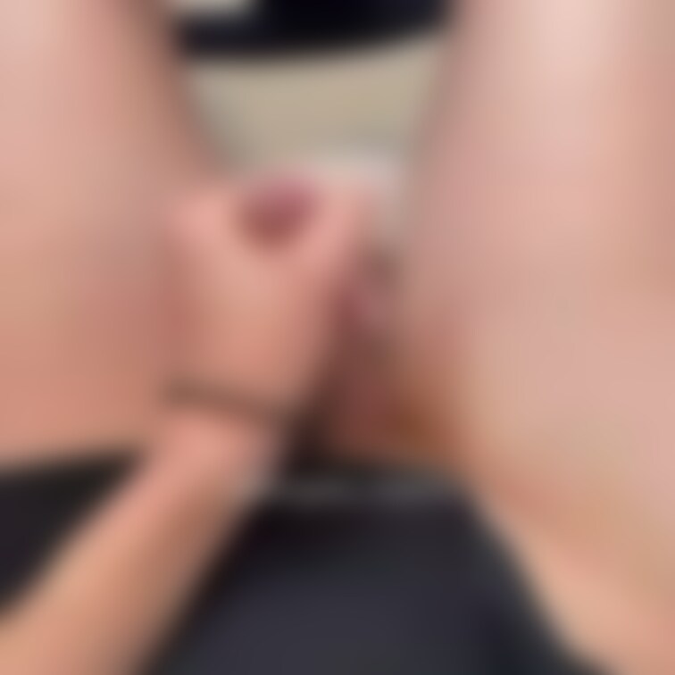 1発目は職場で我慢できずお手洗いで、、♡
このシチュエーションやばいよね？
すぐそこに職場の人がいるのに声も我慢でき