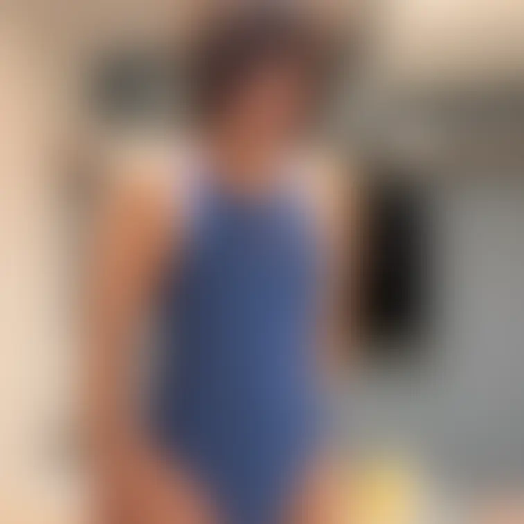 新たに別の妻ファンの方から🎁いただいた水着です。
前の投稿と同じく就寝中の妻を起こして着用してもらいました🙇
コスプ