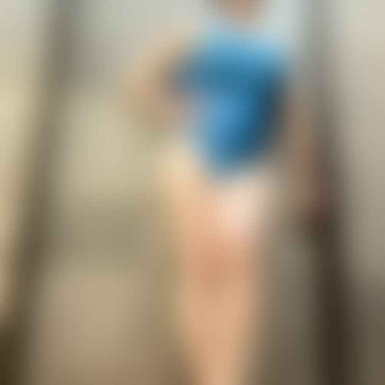 「AVの様な動画…光沢生地のエッチな水着、爆乳を揺らしながら正常位挿入され…最後はオッパイと顔に男の人の白濁液を…」

