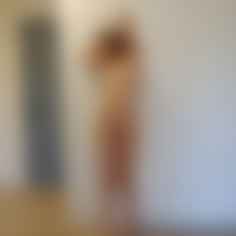 オフ会の時の一枚です。ポーズを決めて直立してる全裸姿を前から撮りました。