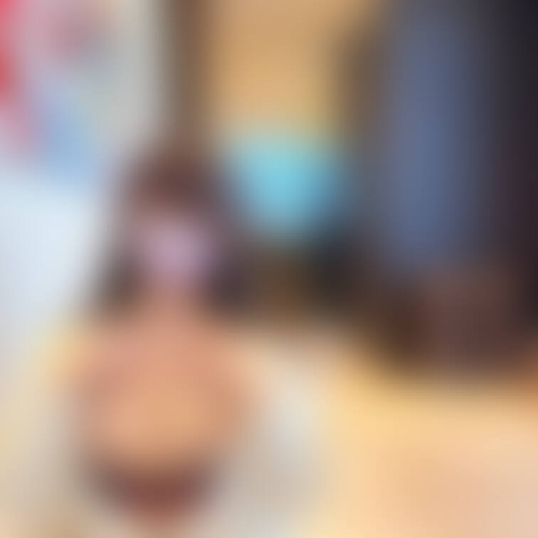 お疲れ様です!出しちゃいました🫣
後ろの店員さんに横の窓から覗かれてないかキョロキョロ…👀そして、テーブルの下はこんな
