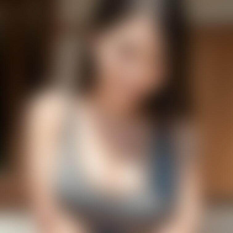 動きやすさを重視しすぎて大胸筋を隠しきれていない美女
