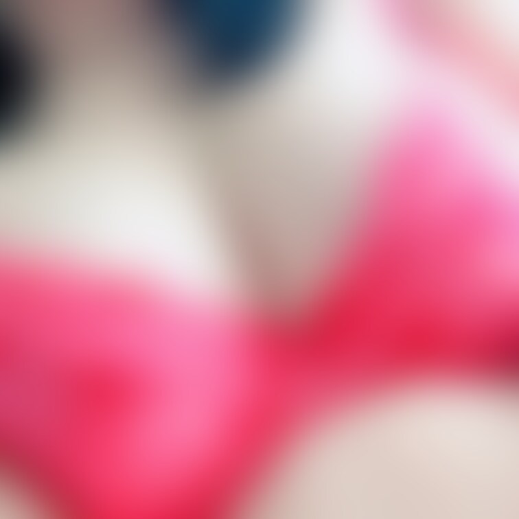 ピンクのブラからピンクの乳首が…？