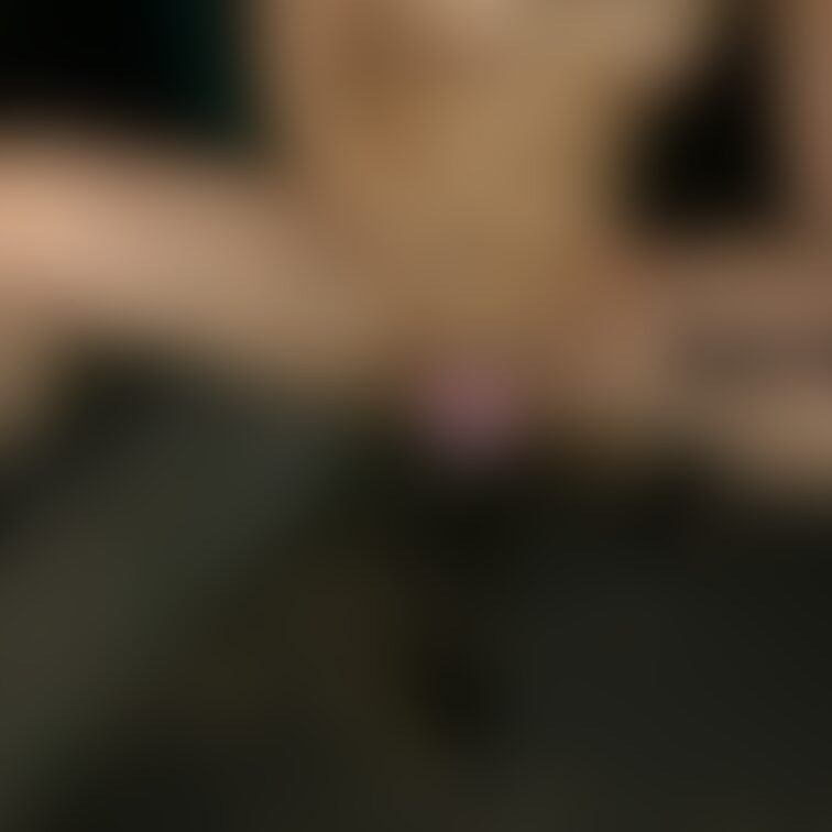 夜のお散歩中に道端で開脚放尿💦