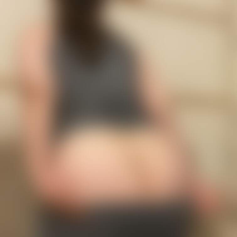 お尻もチラリ