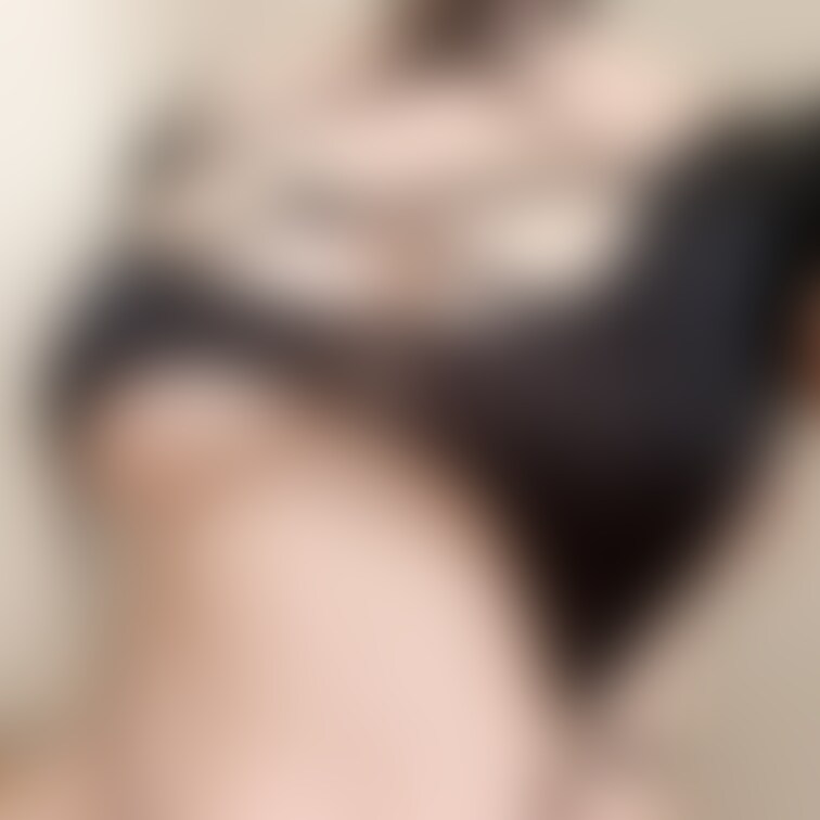 全然意味ない紐と布の黒い服です。最後までスワイプすると乳首と陰毛が見えます...♡