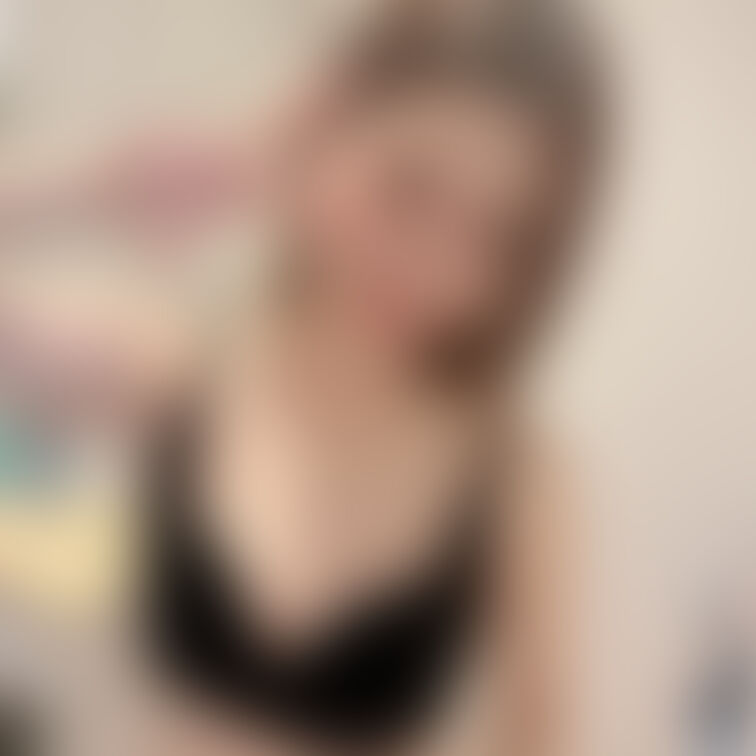 おはよｰ♡
谷間と顔出し写真♡
朝メイクどうですか？🤤
夜より少し薄い💕

