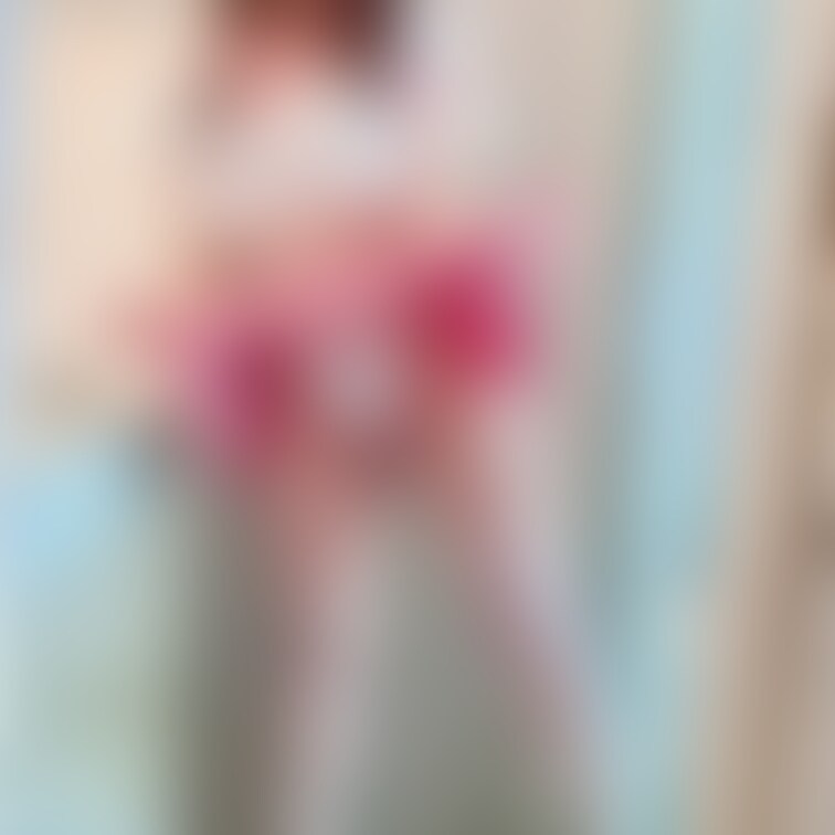 ラブ(雫)の○○○コスプレ写真、制服姿でホテルでテレワークこんな可愛いのに仕事はバリバリこなす変態キャリア女子、ギャップ