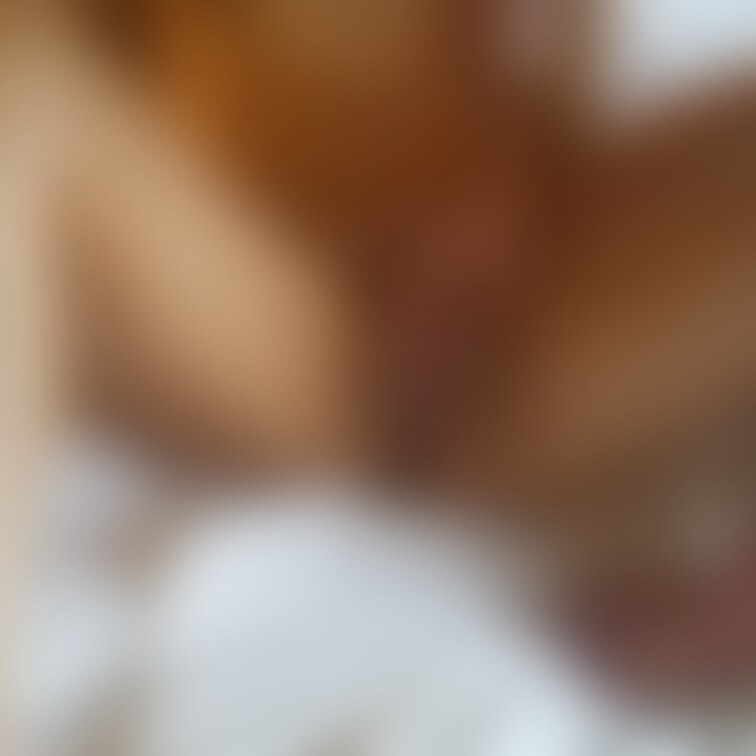 オイルマッサージ未公開画像。
パンティを脱がされ脚を広げられて…