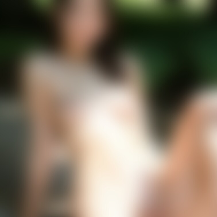 美少女が野外で恥ずかしながら全裸開脚♡