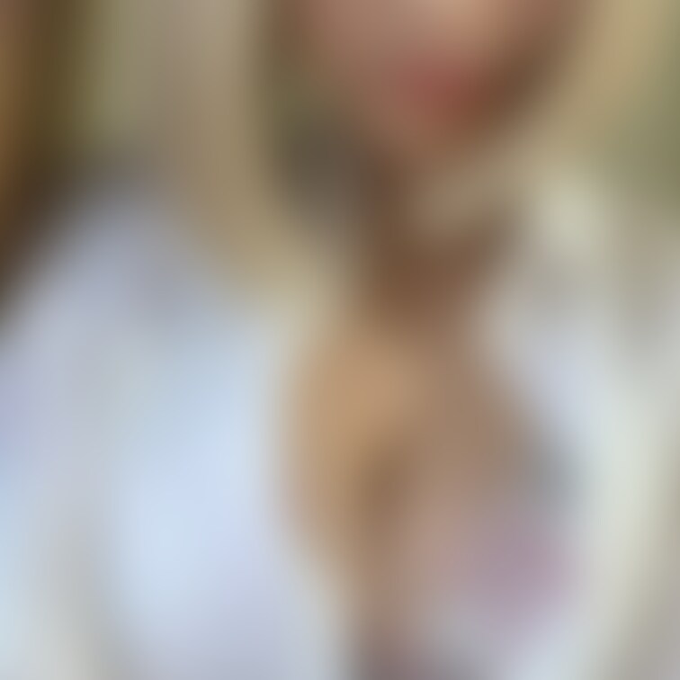社会人デビューの頃に着てたシャツ、久しぶりに着たらボタンの主張が強すぎるんだけど…!?💦 成長の証ってことでOK?😳✨