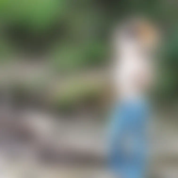弥生の屋外ポートレート。今日はソフトな写真です。モデルっぽくポーズも決まってますね。

セクシーアイドル虎の穴・弥生