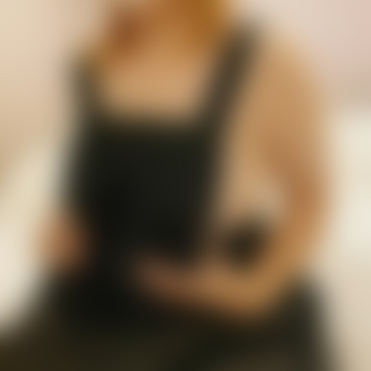 裸にエプロンてコスプレでは王道でしょうか。
男性のリクエストでエプロンでしてみました。自宅でしてるみたいで興奮してしま