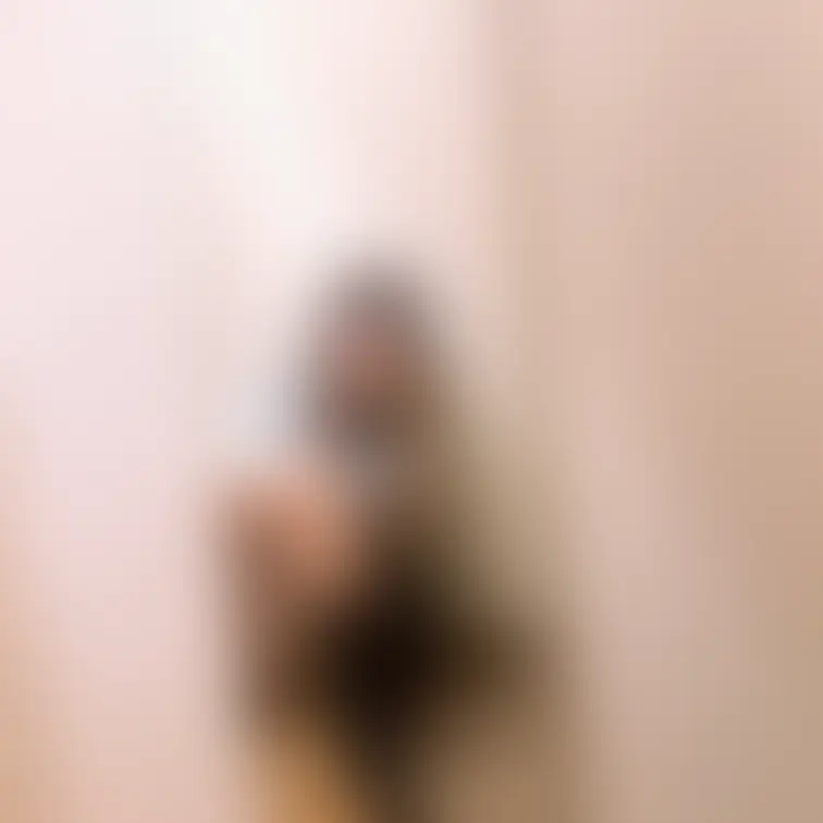 成人男性の体育座りを前から見た図🩵