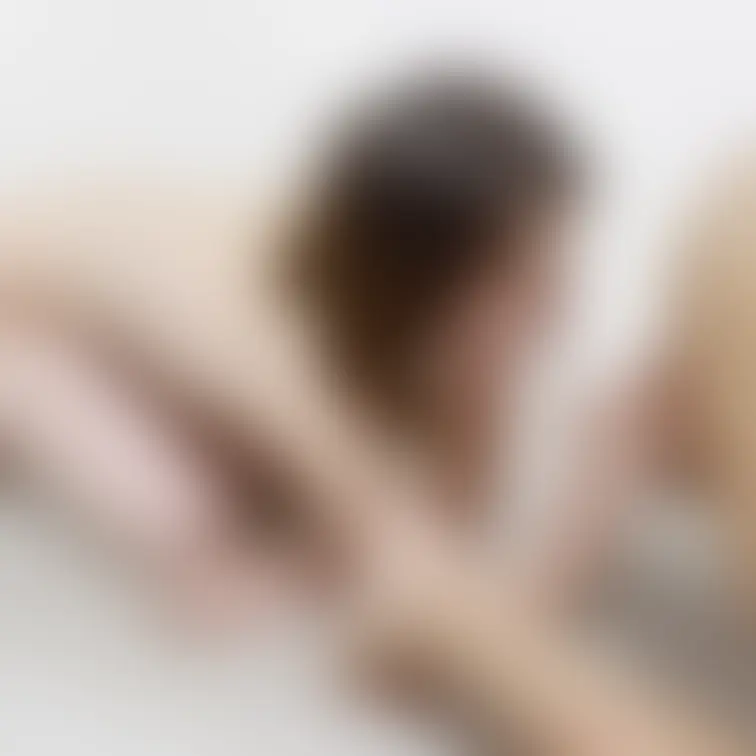りりの豪邸全裸パーティーでの一コマ。男性を四つん這いにして何をしてるのでしょうか。動画は近日公開。
ヌーディストり
