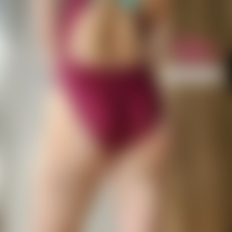 スポーツ経験者の女の子に競泳水着を着せれば
肉感的なお尻の、引き締まった筋肉や健康的な色気がタマリマセン。
swim